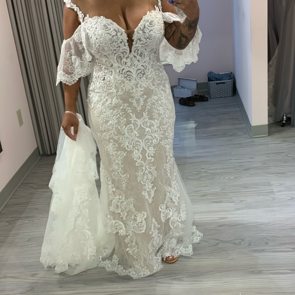 Wedding gown - Picture 2 of 4